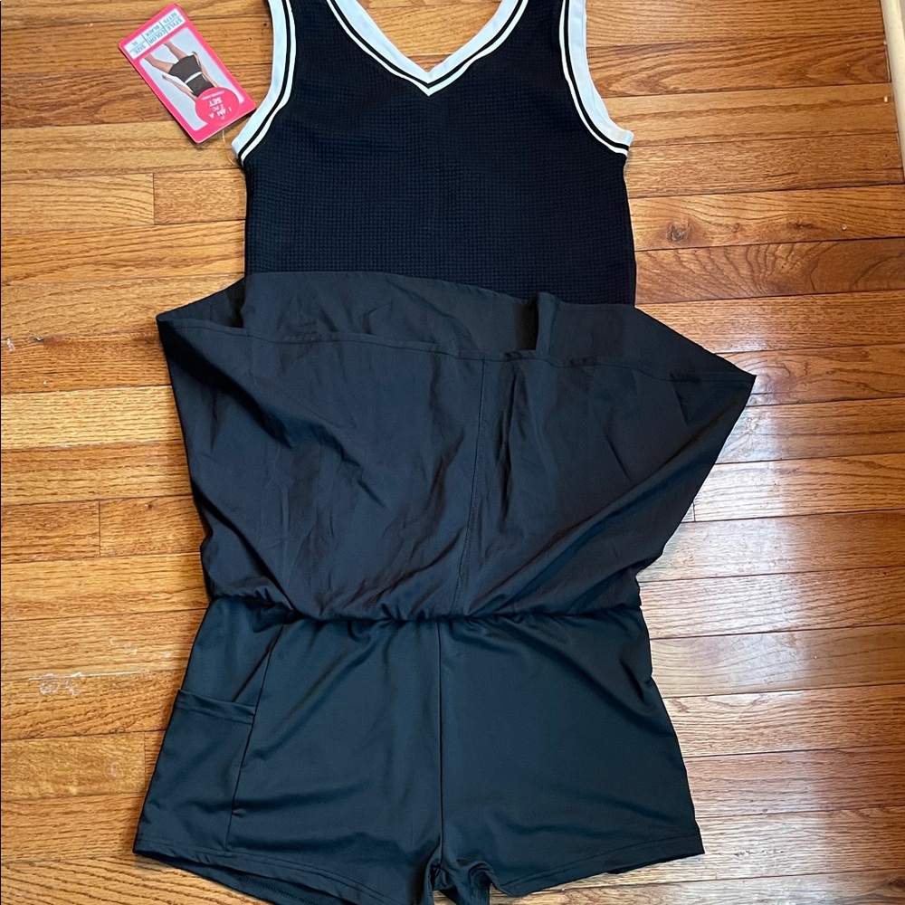 Black and White V-Neck Tank and Skort Set - Picture 6 of 8